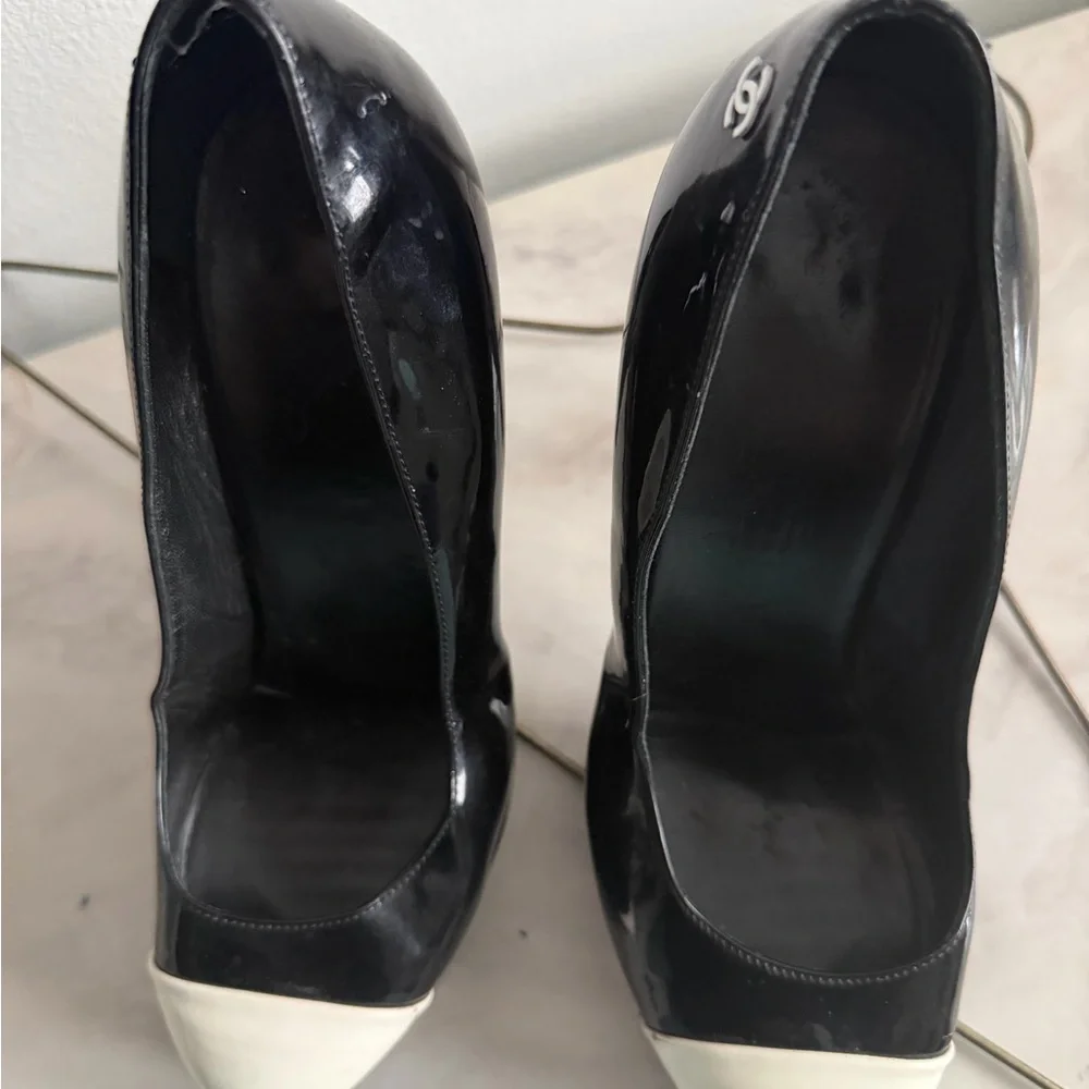 Chanel Elegant Black and White Women's Heels size 8